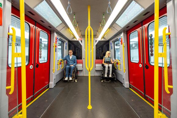 Großzügige Mehrzweckabteile in der U-Bahn für Rollstühle, Kinderwägen und Fahrräder