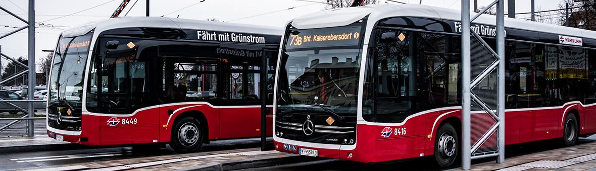 zwei Elektrobusse in der Ladestation