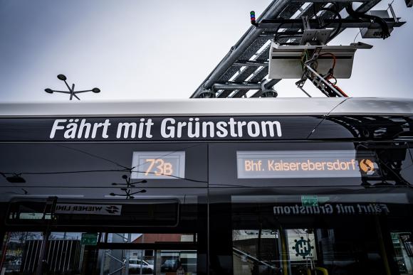 Seitenansicht eines Busses mit der Aufschrift Fährt mit Grünstrom und dem Liniensymbol 73B