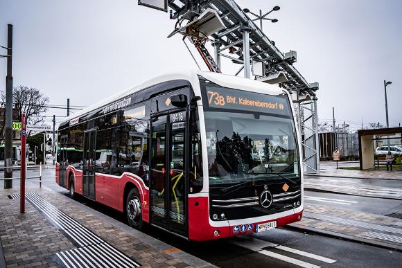 Mercedes eCitaro Bus der neuen Linie 73B in der Ladestation am Zentralfriedhof