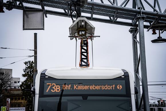 Detailansicht der Ladevorrichtung in der Ladestation am Zentralfriedhof mit der ein Mercedes eCitaro Bus geladen wird