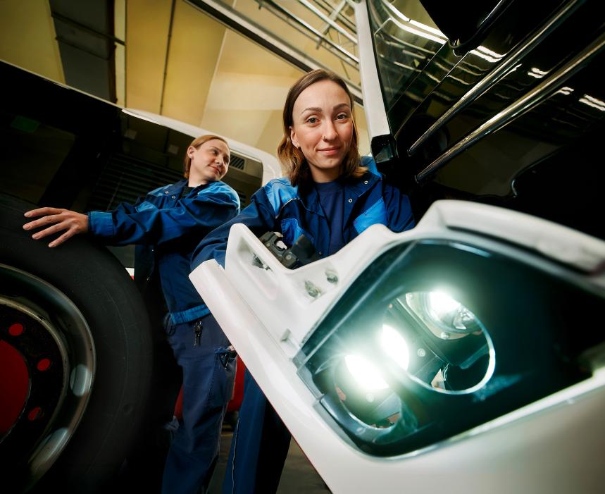 Zwei junge Frauen schrauben an einem Wiener Linien Bus