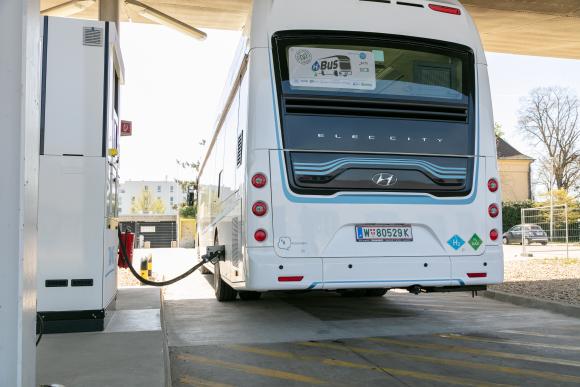 Wasserstoff-Testbus von Hyundai wird in der Garage Leopoldau betankt