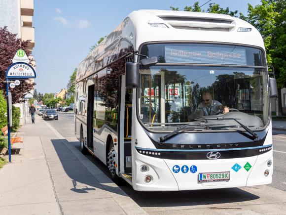 Wasserstoff-Testbus in der Haltestelle